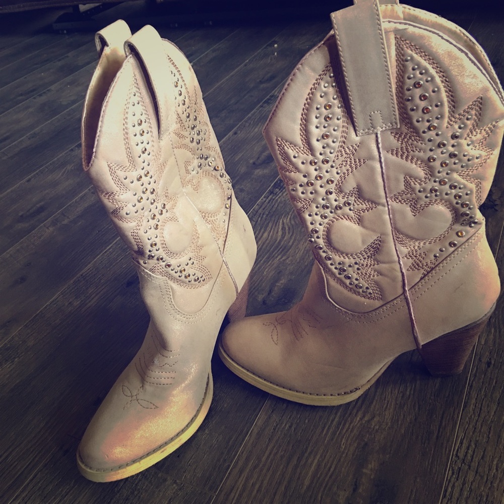 Dillard’s champagne boots 7.5 cowboy boots